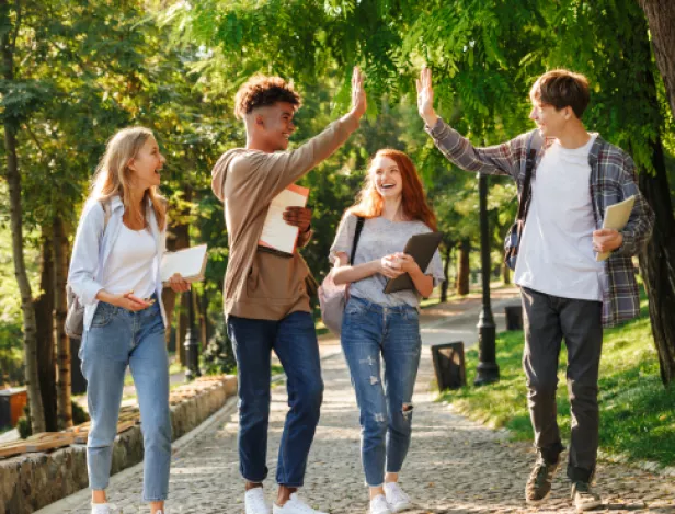 étudiants-dehors-qui-marchent-IHECF