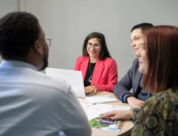 étudiant-qui-passe-un-entretien-pour-IHECF