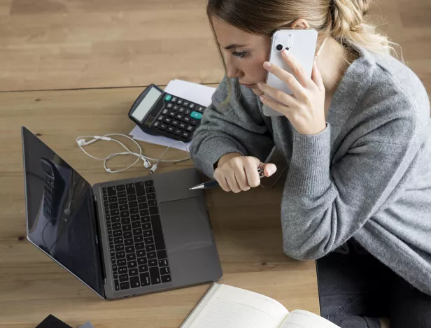 femme-travaillant-à-la-maison-télétravail-comptabilité