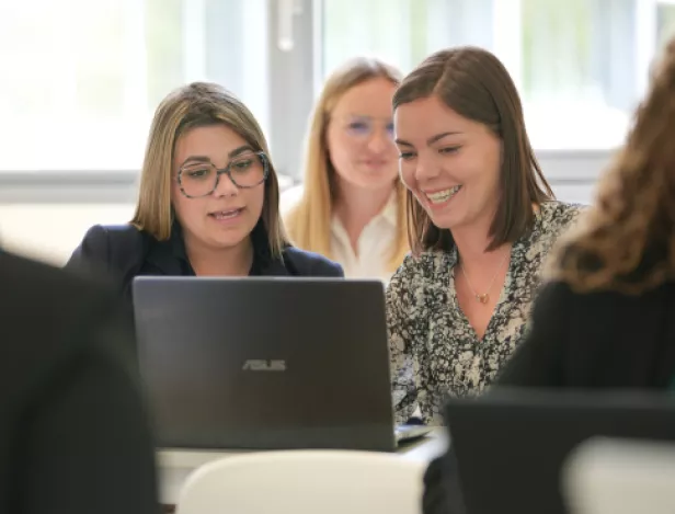 deux-étudiantes-IHECF-qui-regardent-un-ordinateur