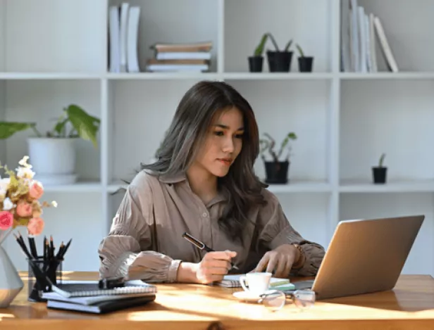 femmes-assise-à-un-bureeau-qui-travaille-IHECF