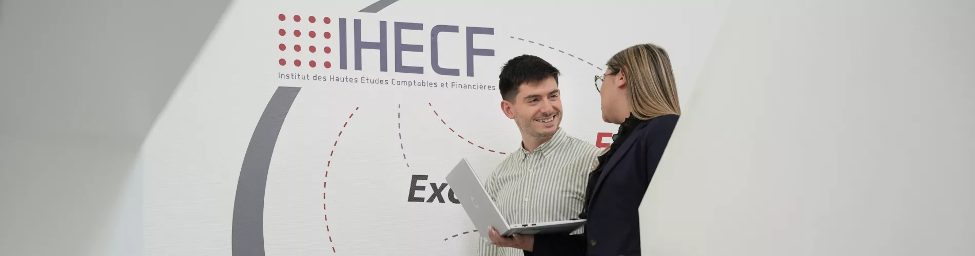 deux-étudiants-ihecf-dans-les-couloirs-IHECF