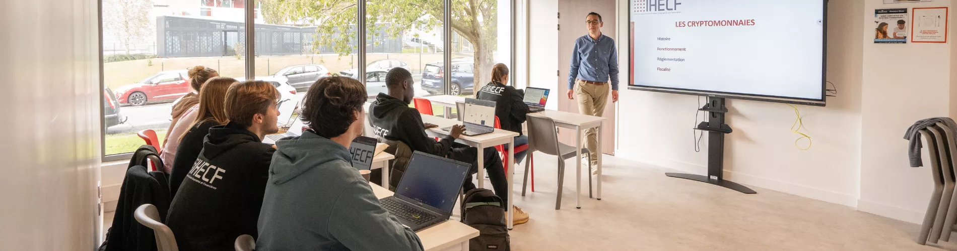 classe-étudiants-en-cours-IHECF