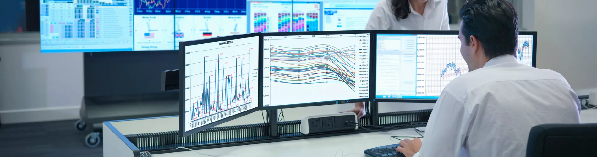 un-homme-et-une-femme-qui-travaillent-data-analyst-IHECF