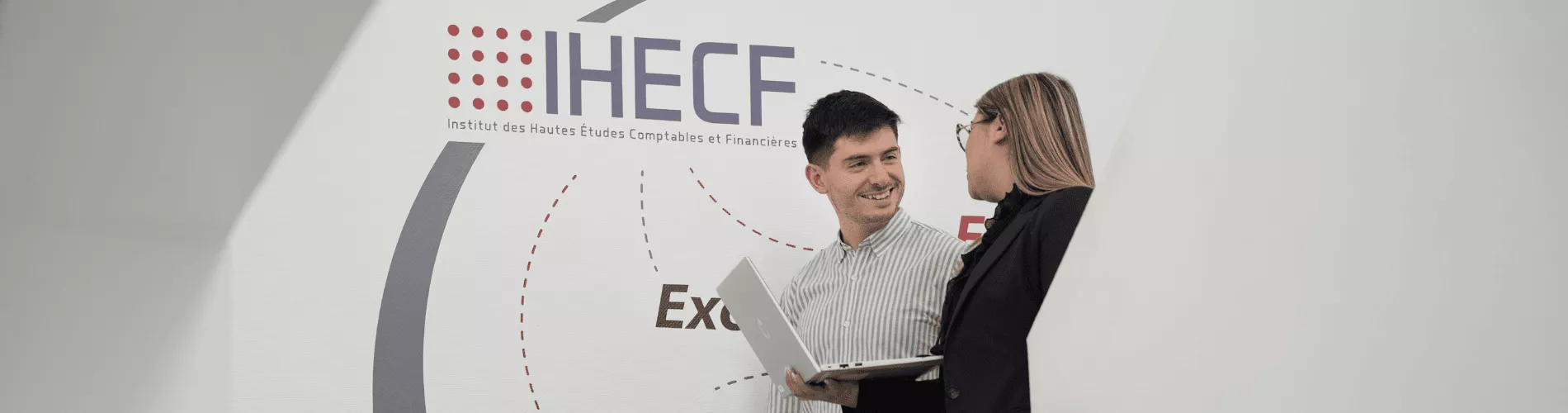 étudiants-dans-couloir-IHECF