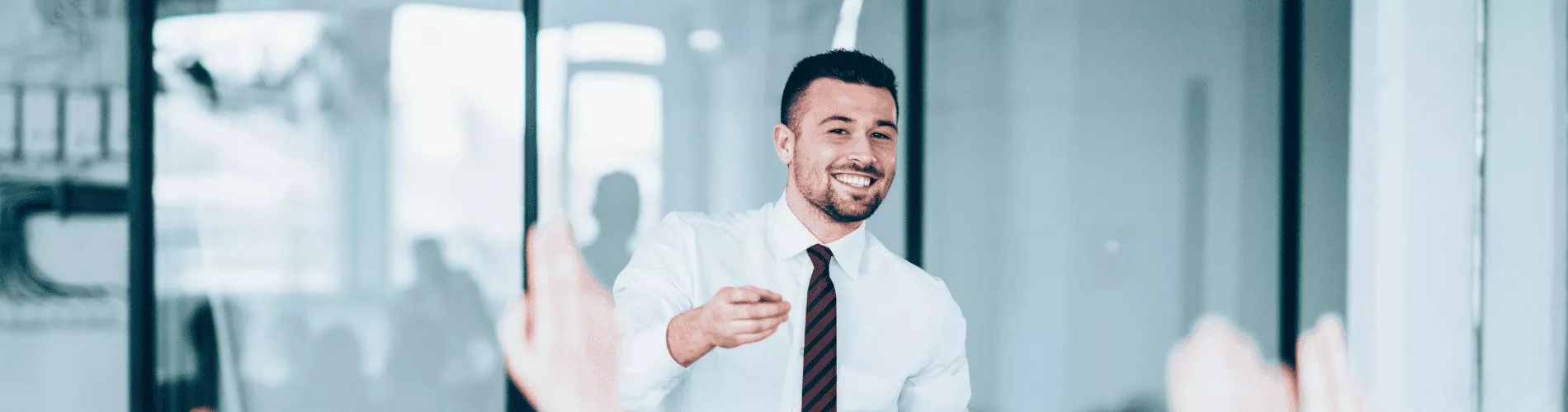 jeune-homme-dans-un-bureau-qui-répond-aux-questions-IHECF