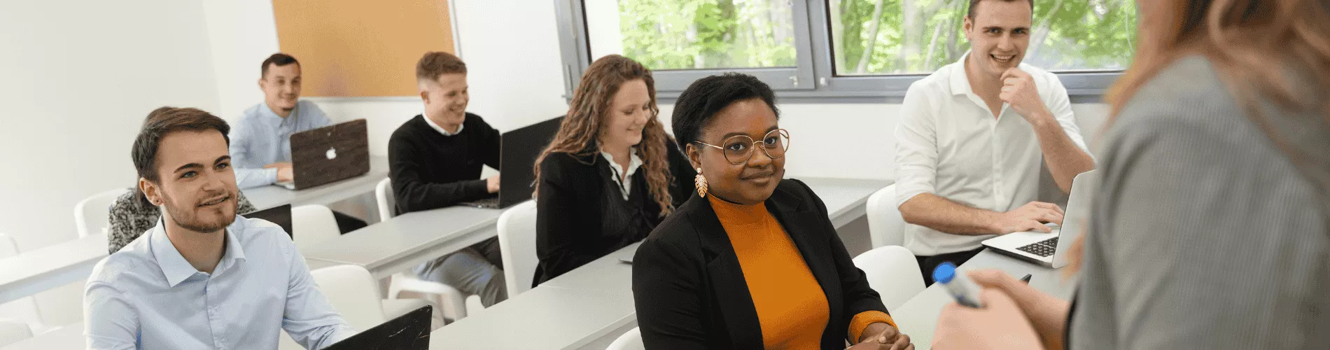 professeure-IHECF-qui-donne-cours-étudiants