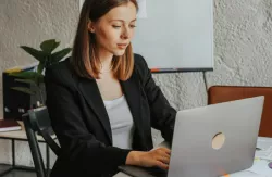 jeune-femme-qui-travaille-à-son-bureau-IHECF