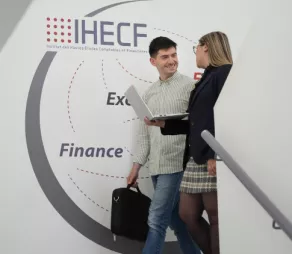 étudiants-IHECF-qui-marchent-dans-les-couloirs