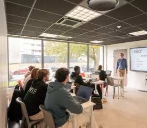 classe-détudiants-en-cours-IHECF