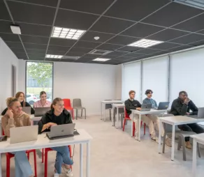 groupe-détudiants-en-classe-IHECF